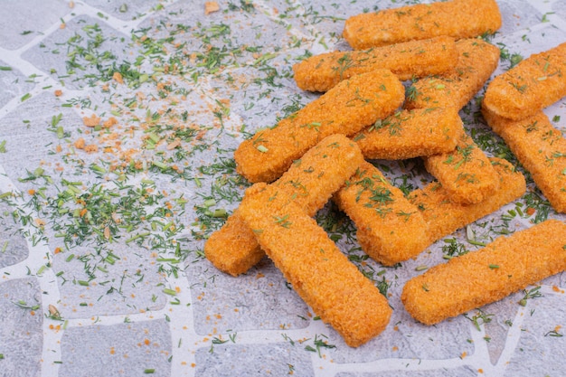 Photo gratuite bâtonnets de nuggets de poulet aux herbes et épices.