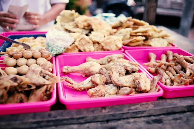 Bâtonnets de satay bbq grillé au poulet épicé nourriture indonésienne satay de poulet ou sate ayam