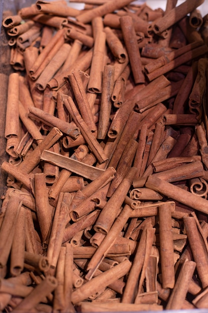 Bâtons de cannelle dans les stocks d'épicerie. Photo de haute qualité