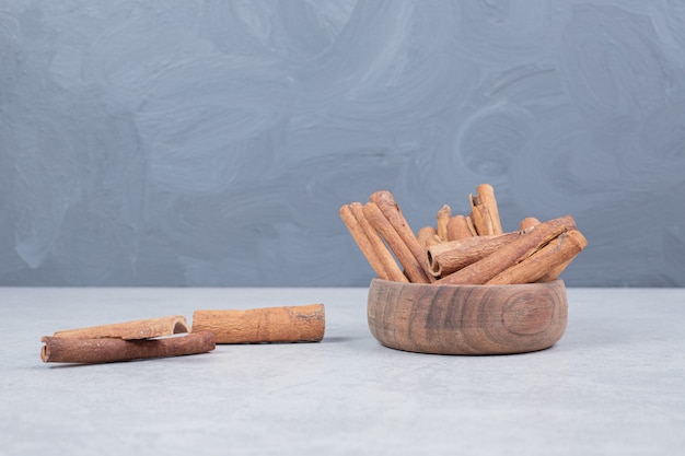 Bâtons de cannelle sur fond blanc. Photo de haute qualité