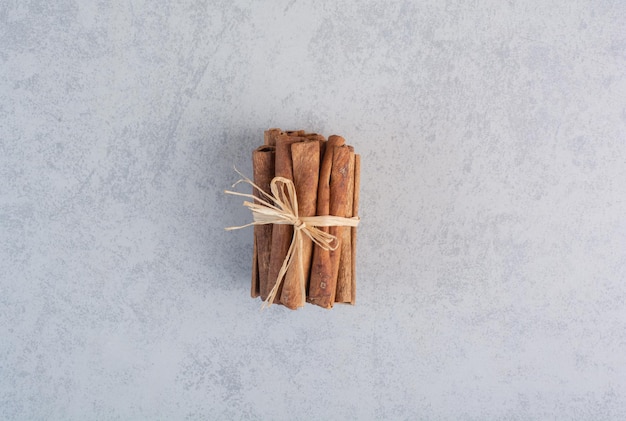 Photo gratuite bâtons de cannelle isolés sur fond de béton.