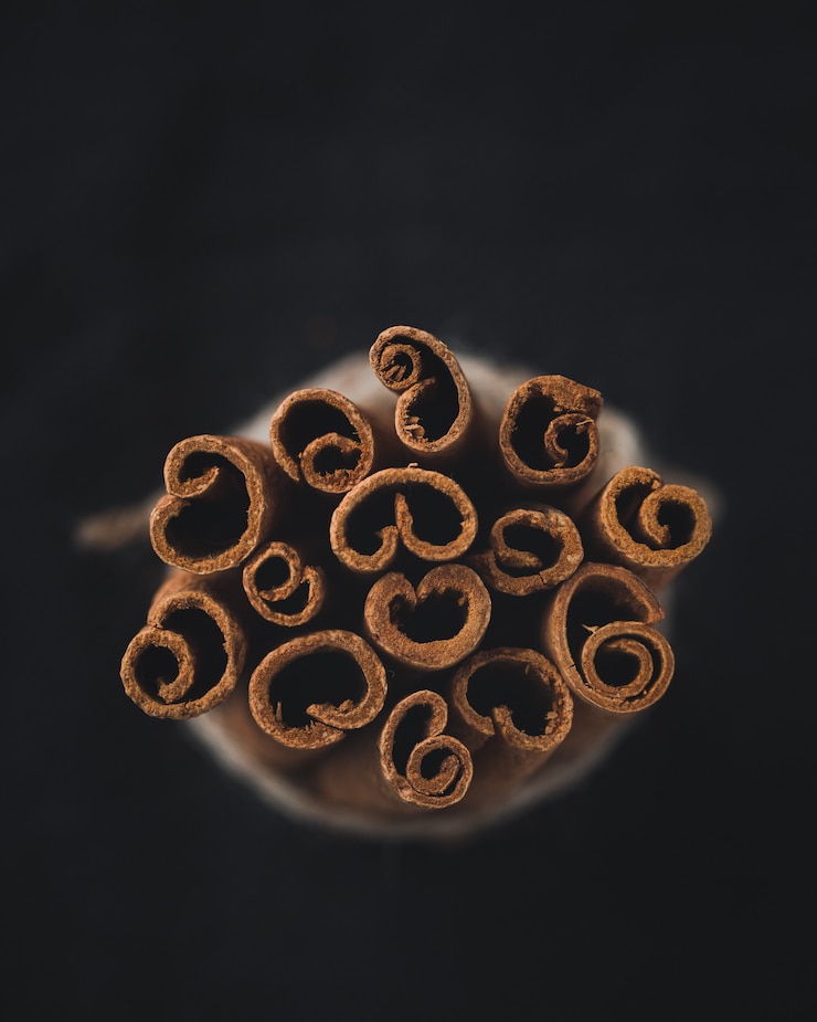 Photo gratuit bâtons de cannelle vue de dessus