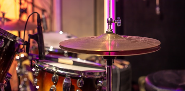 Batterie, cymbales, charleston sur beau dans le studio d'enregistrement.