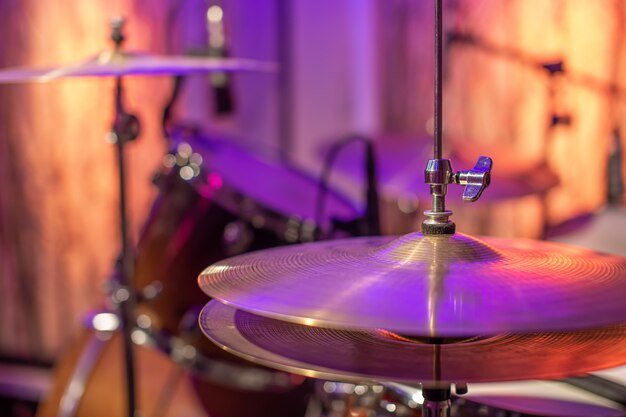 Batterie, cymbales, charleston sur beau dans le studio d'enregistrement.