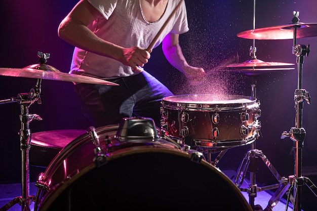 Le batteur joue de la batterie.