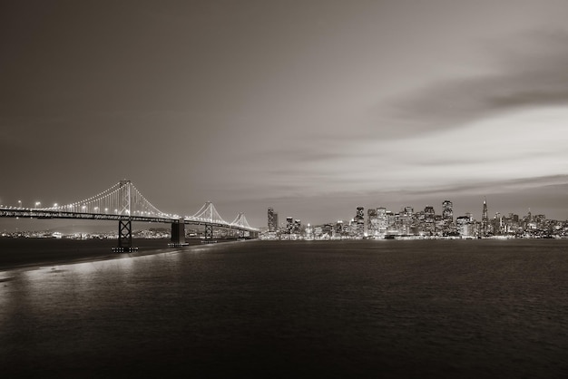 Bay Bridge et le centre-ville de San Francisco au crépuscule