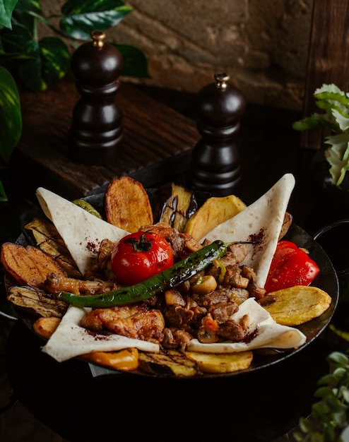 Photo gratuite bbq au poulet servi au lavash avec salade épicée cuite au sac