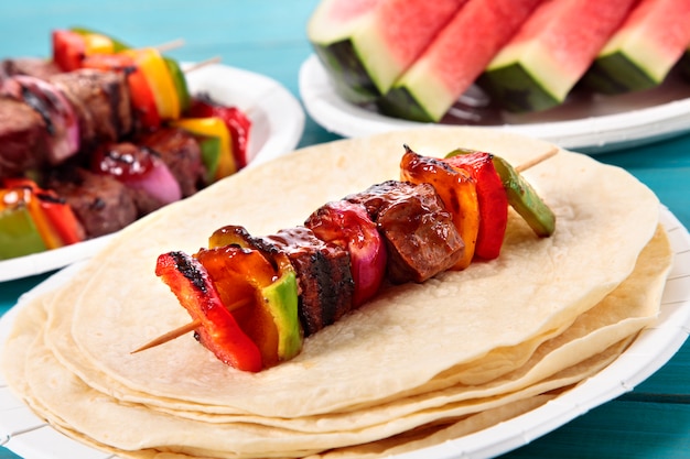 BBQ Brochette de boeuf et des légumes sur la table de pique-nique