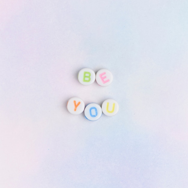 Photo gratuite be you perles typographie de message