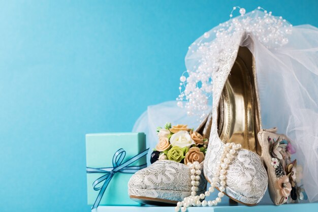 Beau arrangement de chaussures accessoires de mariage en sable