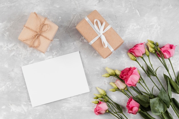 Photo gratuite beau arrangement de roses avec des cadeaux emballés