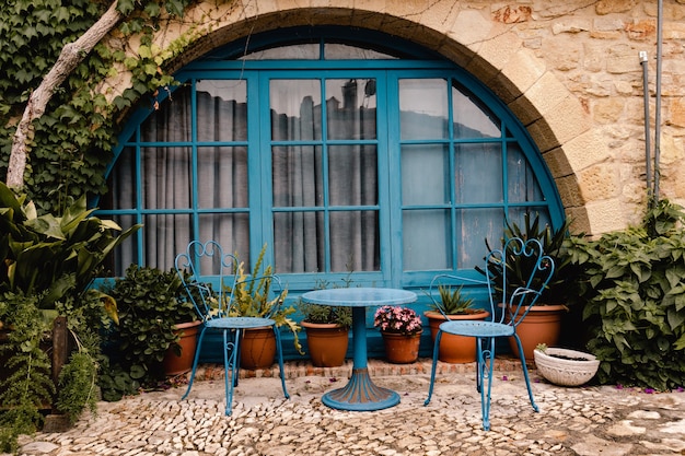 Beau balcon d'une vieille maison à Pals, Espagne