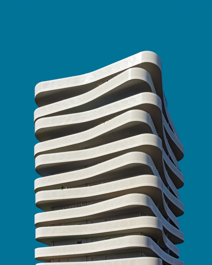 Photo gratuit beau bâtiment blanc exotique sous le ciel bleu