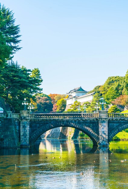 Beau bâtiment du palais impérial à Tokyo