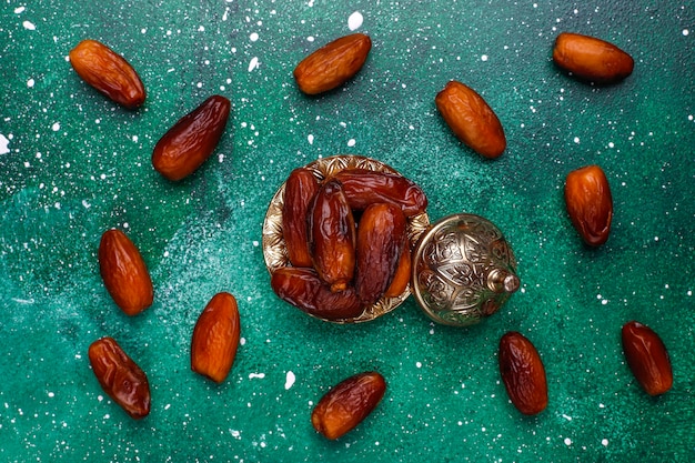 Beau bol plein de fruits de date symbolisant le Ramadan, vue de dessus