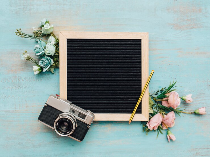 Beau bouquet avec appareil photo vintage et ardoise.