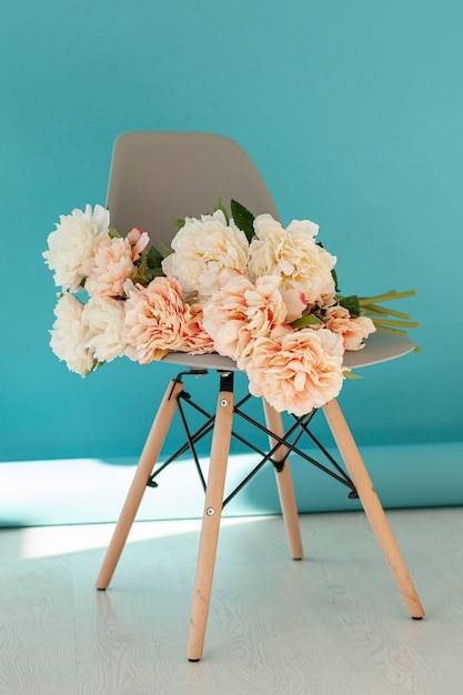 Beau bouquet de fleurs sur chaise