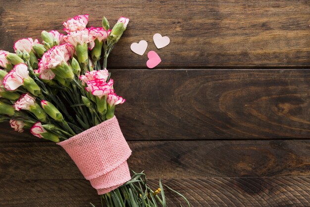 Beau bouquet de fleurs avec ruban