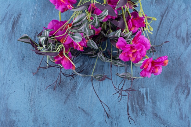 Photo gratuite beau bouquet de fleurs violettes fraîches sur bleu.