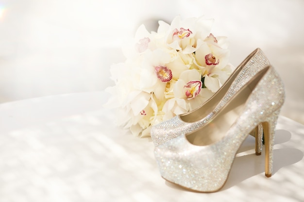 Beau bouquet de luxe et talons pour la mariée