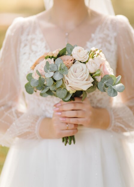 Beau bouquet de mariage de fleurs