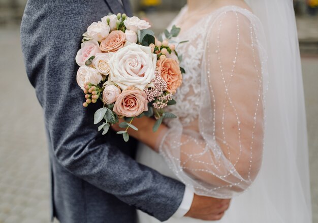 Beau bouquet de mariage de fleurs