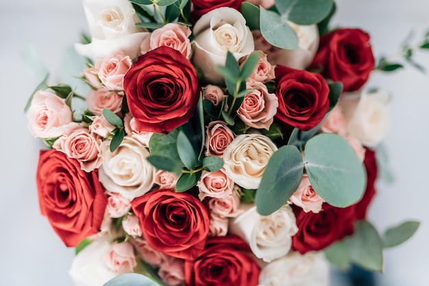 Beau bouquet de mariée de roses