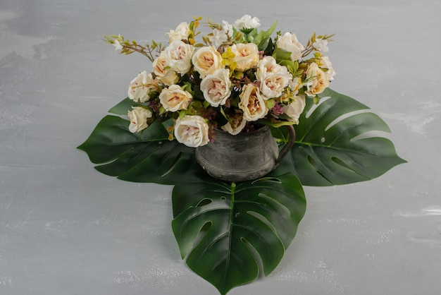 Beau Bouquet De Roses Blanches Sur Table Grise