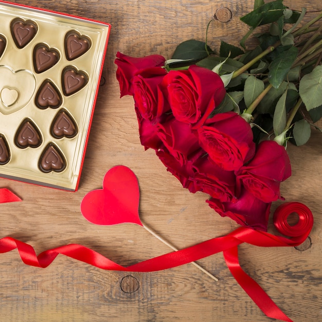 Photo gratuite beau bouquet de roses et de chocolat