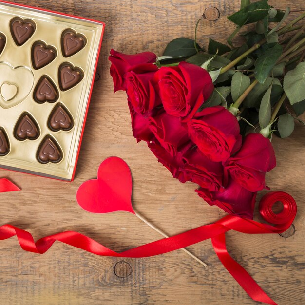 Beau bouquet de roses et de chocolat