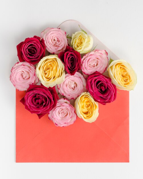 Beau bouquet de roses dans une enveloppe