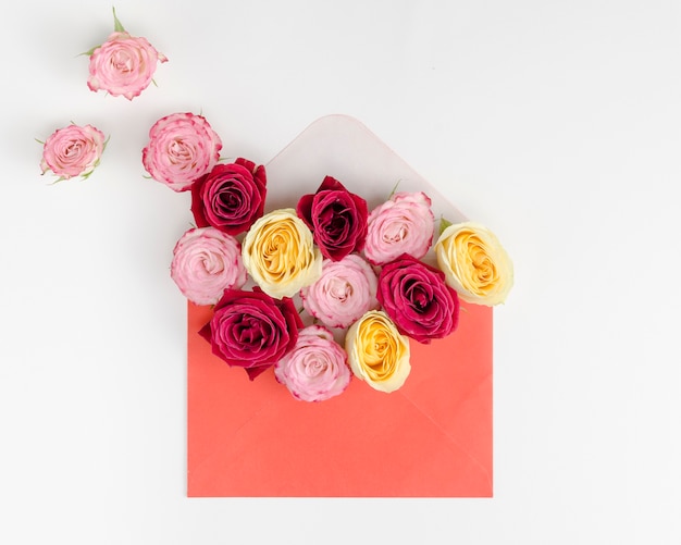 Beau bouquet de roses dans une enveloppe