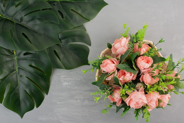 Beau bouquet de roses roses sur table grise.
