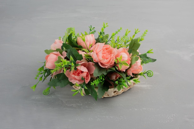 Beau bouquet de roses roses sur table grise.