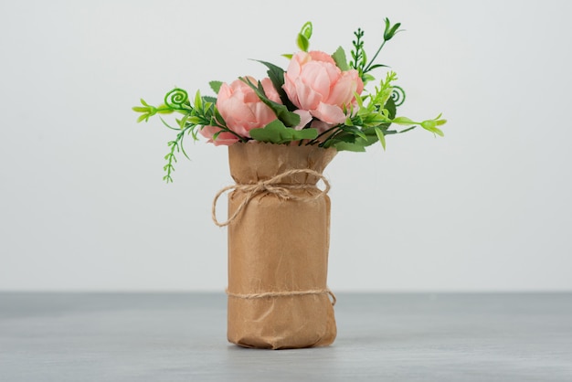 Beau bouquet de roses roses sur table grise.