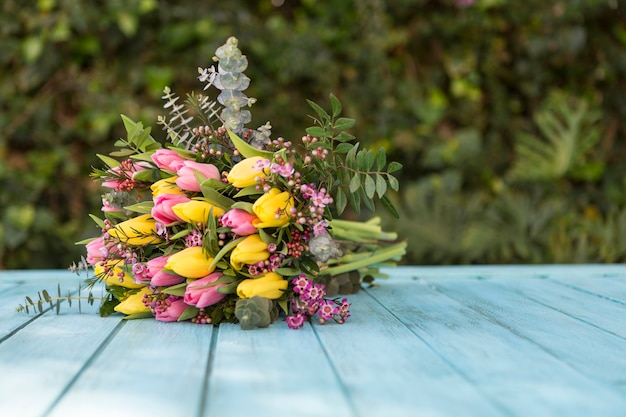 Beau bouquet sur la surface en bois bleu