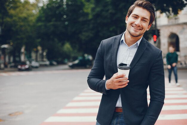 Beau businesman dans une ville d&#39;été