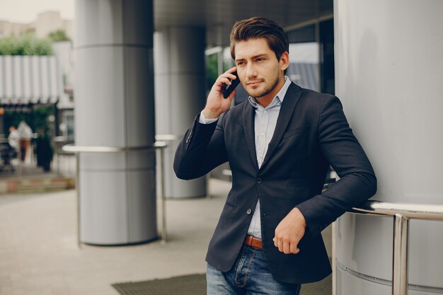 Beau businesman dans une ville d&#39;été