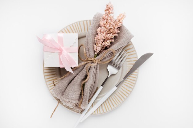 Beau cadre de table vue de dessus pour la Saint-Valentin sur blanc