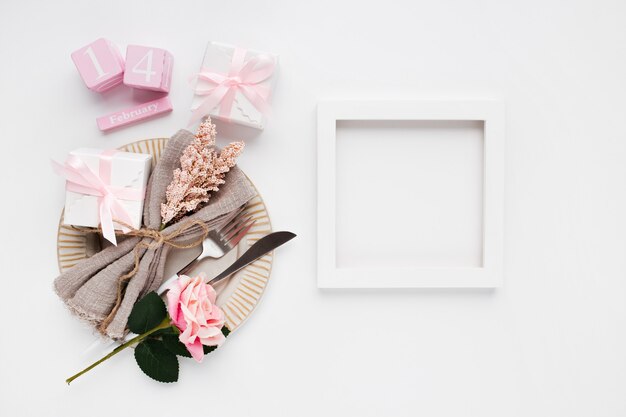 Beau cadre de table vue de dessus pour la Saint-Valentin sur blanc