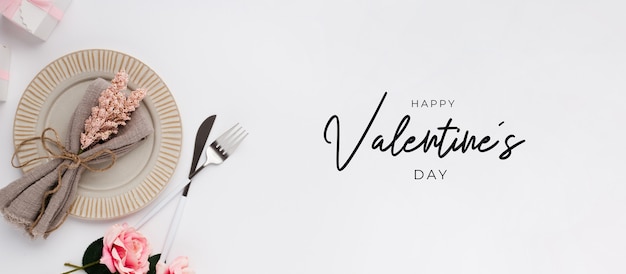 Photo gratuite beau cadre de table vue de dessus pour la saint-valentin sur blanc