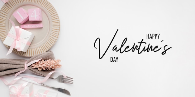 Photo gratuite beau cadre de table vue de dessus pour la saint-valentin sur blanc