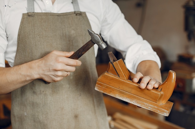 Beau charpentier travaillant avec un bois