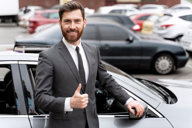 Photo gratuite beau chauffeur de taxi masculin en costume