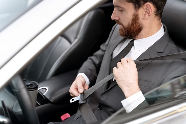 Photo gratuite beau chauffeur de taxi masculin en costume