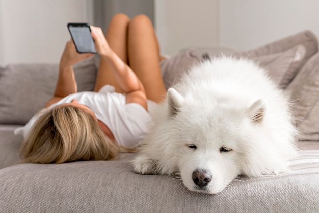 Beau chien et femmes dans la maison