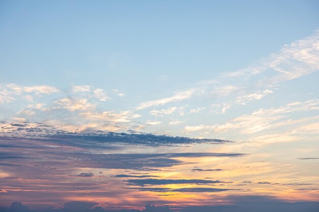 Beau ciel au coucher du soleil dans des tons pastel de nuages