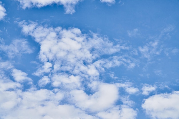 Photo gratuite beau ciel bleu avec des nuages par une journée ensoleillée