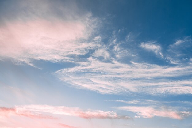 Beau ciel bleu avec quelques nuages au coucher du soleil