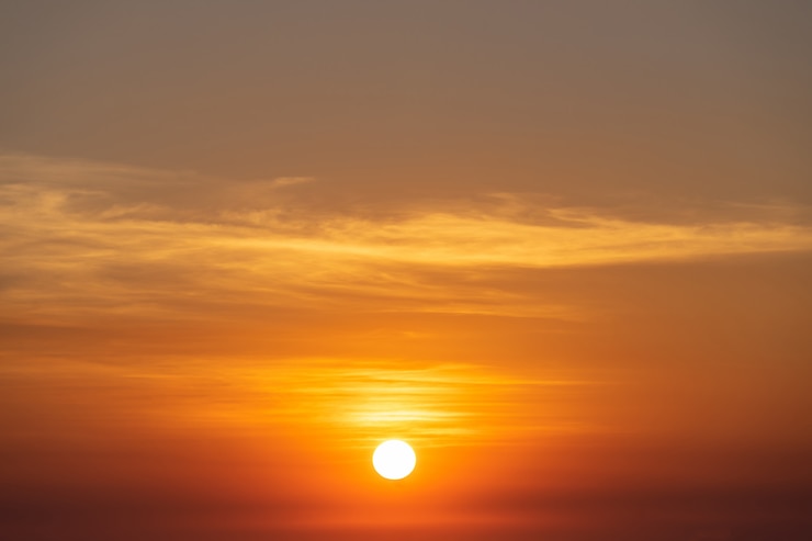 Photo gratuit beau ciel coucher de soleil, soleil et nuages paysage fond nature